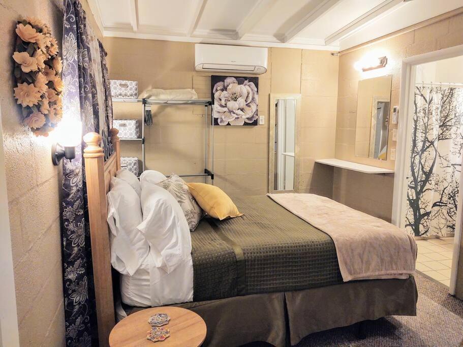 #02 - Unique Lakeside Studio Cottage- Pet Friendly ฮอตสปริงส์ ภายนอก รูปภาพ
