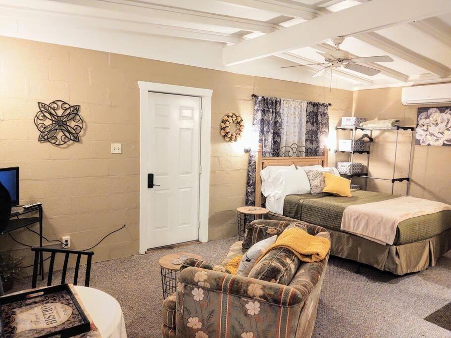 #02 - Unique Lakeside Studio Cottage- Pet Friendly ฮอตสปริงส์ ภายนอก รูปภาพ