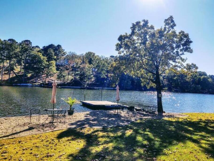 #02 - Unique Lakeside Studio Cottage- Pet Friendly ฮอตสปริงส์ ภายนอก รูปภาพ