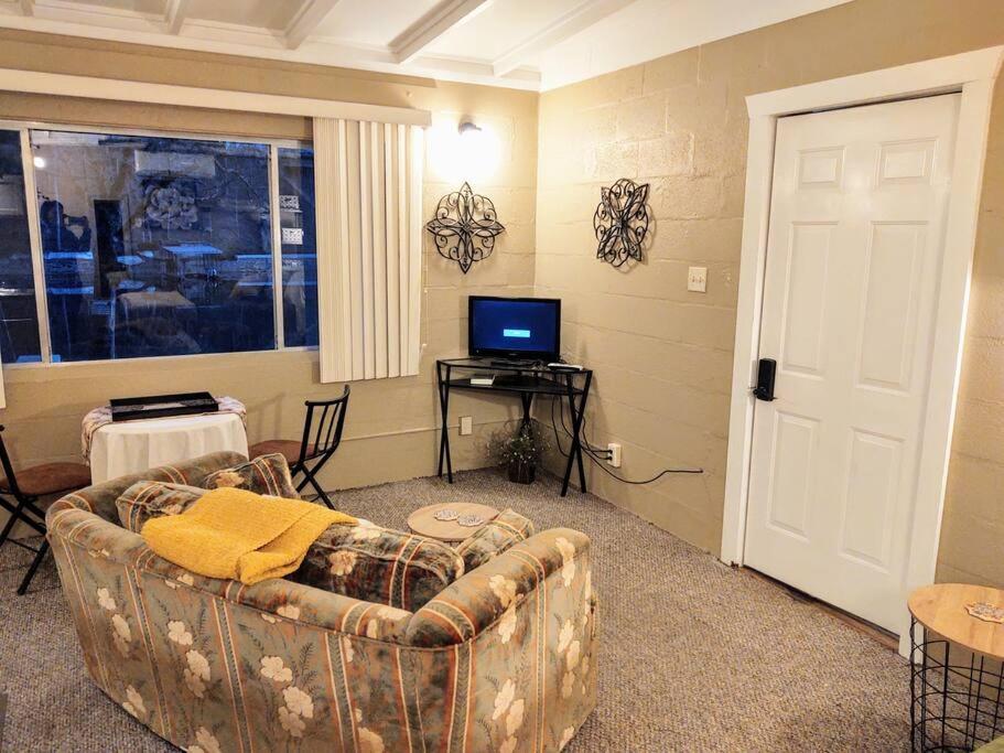 #02 - Unique Lakeside Studio Cottage- Pet Friendly ฮอตสปริงส์ ภายนอก รูปภาพ