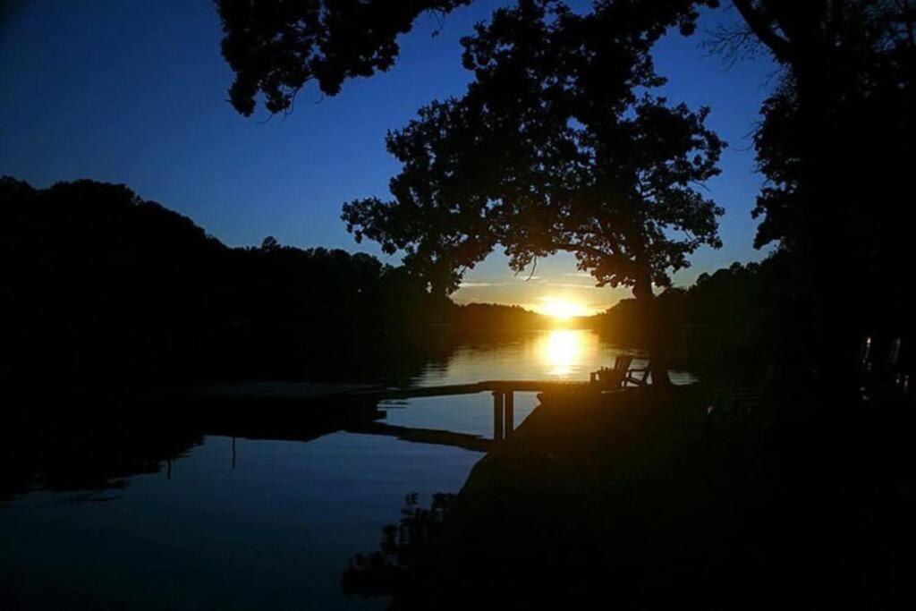 #02 - Unique Lakeside Studio Cottage- Pet Friendly ฮอตสปริงส์ ภายนอก รูปภาพ