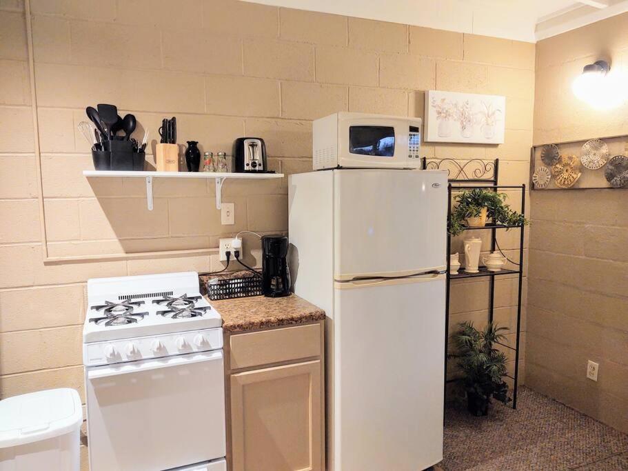 #02 - Unique Lakeside Studio Cottage- Pet Friendly ฮอตสปริงส์ ภายนอก รูปภาพ