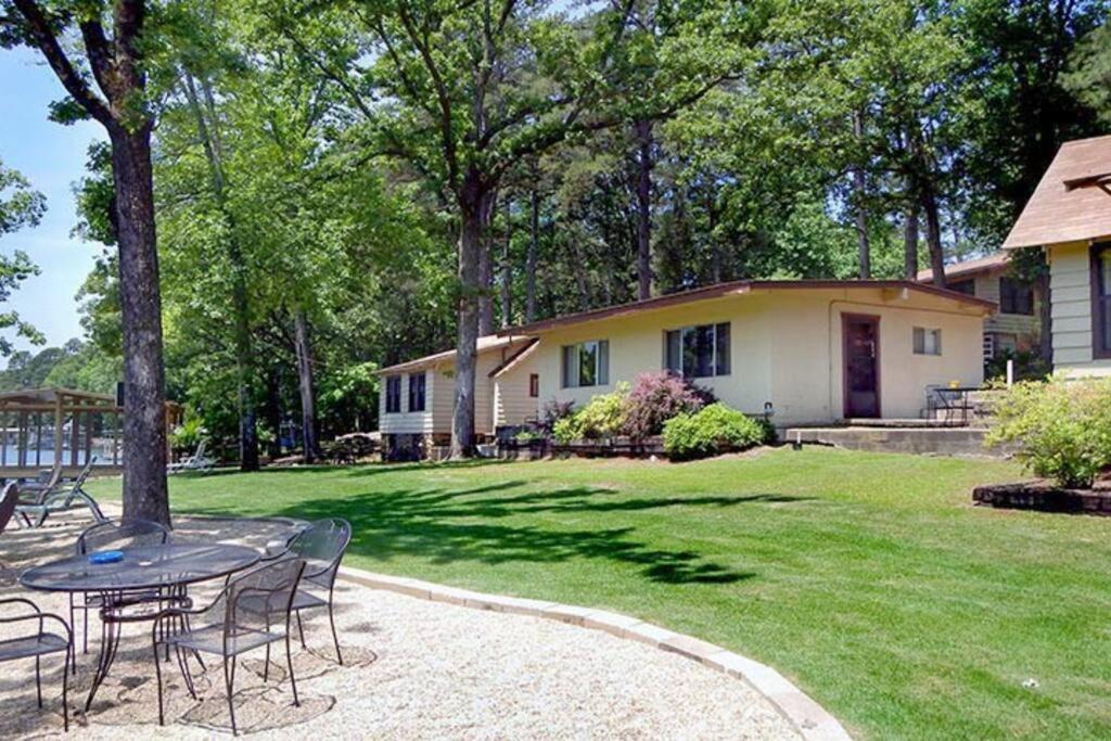 #02 - Unique Lakeside Studio Cottage- Pet Friendly ฮอตสปริงส์ ภายนอก รูปภาพ