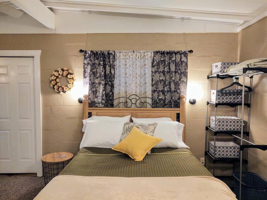#02 - Unique Lakeside Studio Cottage- Pet Friendly ฮอตสปริงส์ ภายนอก รูปภาพ
