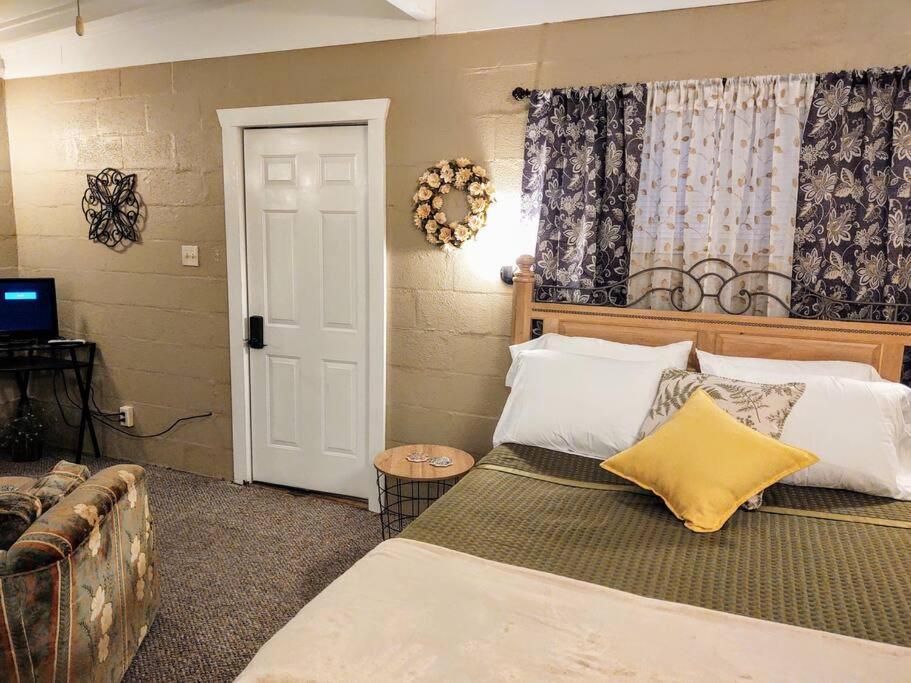 #02 - Unique Lakeside Studio Cottage- Pet Friendly ฮอตสปริงส์ ภายนอก รูปภาพ